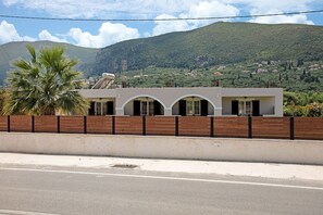 Exterior - JHoliday Apartment "Tropical 1" with Shared Garden, A/C & Wi-Fi (Zakynthos)