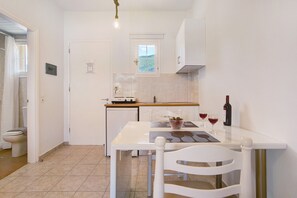 Réfrigérateur, plaque de cuisson, bouilloire électrique