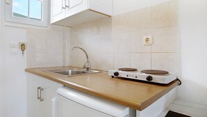 Une cuisine équipée d’un évier, d’une cuisinière et d’un lave-vaisselle.