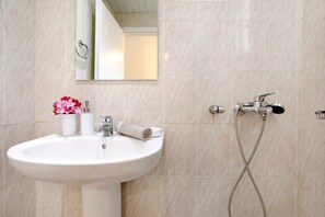 Shower, hair dryer, towels - Holiday Apartment "Tropical Studio 2" with Shared Garden, A/C & Wi-Fi (Zakynthos)