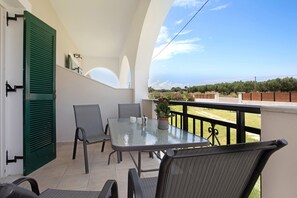 Outdoor dining - Holiday Apartment "Tropical Studio 2" with Shared Garden, A/C & Wi-Fi (Zakynthos)