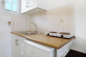 Kühlschrank, Herdplatte, Kochgeschirr/Geschirr/Besteck