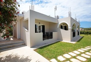 Exterior - Holiday Apartment "Tropical Studio 2" with Shared Garden, A/C & Wi-Fi (Zakynthos)