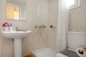 Dusche, Haartrockner, Handtücher