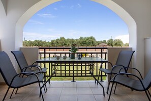 Outdoor dining - Holiday Apartment "Tropical Studio 3" with Shared Garden, A/C & Wi-Fi (Zakynthos)