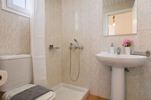 Shower, hair dryer, towels - Holiday Apartment "Tropical Studio 3" with Shared Garden, A/C & Wi-Fi (Zakynthos)