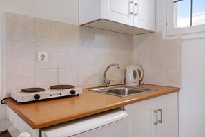 Frigorifero, piano cottura, pentole/stoviglie/utensili