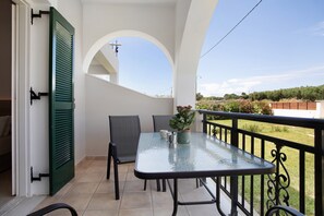 Outdoor dining - Holiday Apartment "Tropical Studio 3" with Shared Garden, A/C & Wi-Fi (Zakynthos)