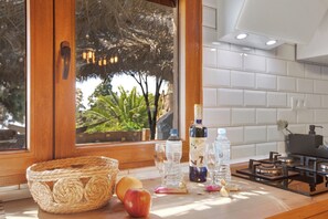 Fridge, microwave, stovetop, coffee/tea maker - Chalet "Laurelin" with Sea View, Private Mini Pool & Wi-Fi (Candelaria)