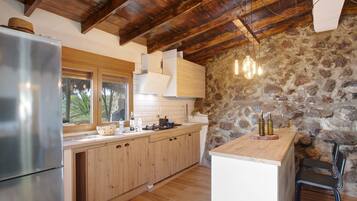 Een koelkast, een magnetron, een kookplaat