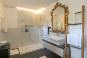 Shower, hair dryer, towels - Villa "Cristina" with sea view, private pool and Wi-Fi (Riparbella)