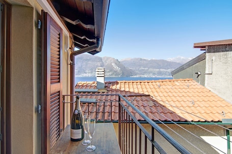 Property grounds. Holiday Home "Bernhouse" with Lake View, Balcony and Wi-Fi