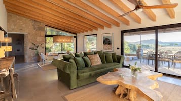 Televisión y chimenea