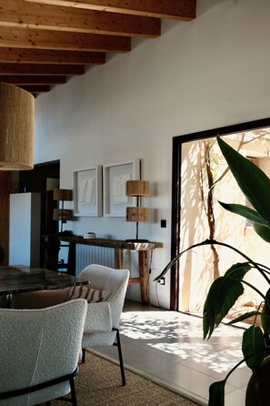 Een modern interieur met een eethoek, keuken en grote ramen.