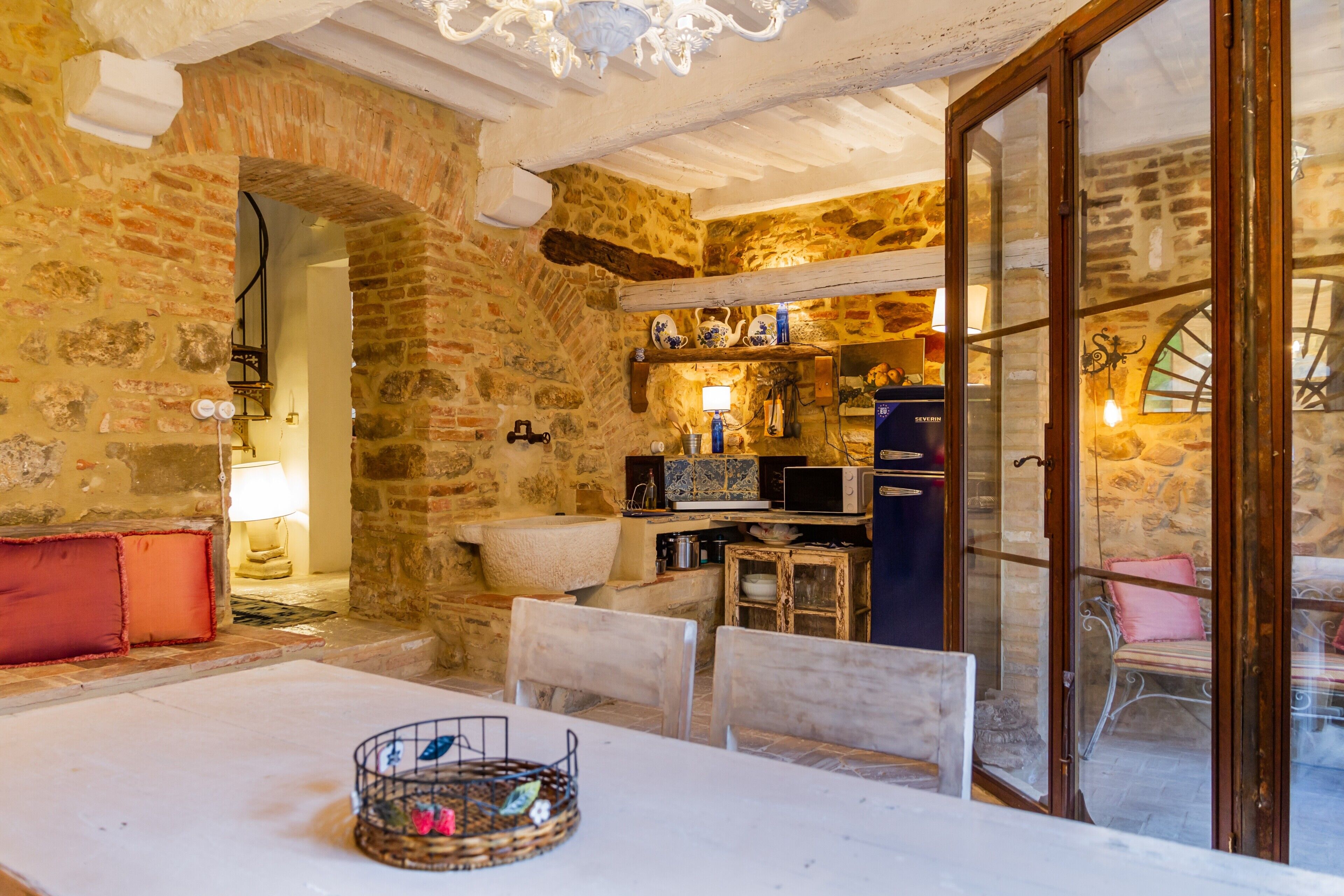 المنشأة من الداخل