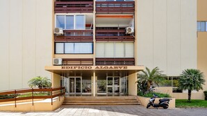 A multi-story building with a sign reading 'EDIFICIO ALGARVE.'