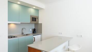 Kühlschrank, Mikrowelle, Herdplatte, Wasserkocher mit Kaffee-/Teezubehör