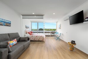 TV - Holiday Apartment 'Algarve' with Wi-Fi & Air Conditioning (Vilamoura)