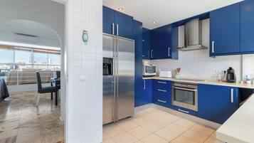 Refrigerador, microondas, horno y parrilla de estufa