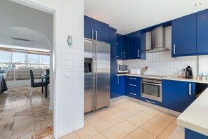 Kylskåp, mikrovågsugn, ugn och spishäll