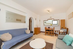 TV - Apartment "Delvoy" with Shared Pool & Wi-Fi (Alvor)