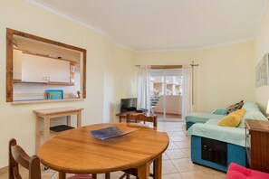 TV - Holiday Apartment 'Amoreira' with Shared Pool, Shared Garden & Wi-Fi (Alvor)