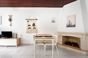 Dining - Holiday Apartment 'Moura Mar' with Shared Pool, Shared Garden & Wi-Fi (Vilamoura)