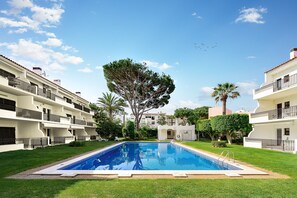 Pool - Holiday Apartment 'Moura Mar' with Shared Pool, Shared Garden & Wi-Fi (Vilamoura)