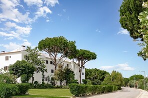 Exterior - Holiday Apartment 'Moura Mar' with Shared Pool, Shared Garden & Wi-Fi (Vilamoura)