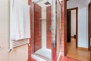 Shower, hair dryer, towels - Holiday Home "Casa Splendida" with Mountain View, Terraces & Wi-Fi (Monreale)