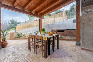 Outdoor dining - Holiday Home "Casa Splendida" with Mountain View, Terraces & Wi-Fi (Monreale)