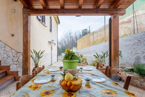 Outdoor dining - Holiday Home "Casa Splendida" with Mountain View, Terraces & Wi-Fi (Monreale)
