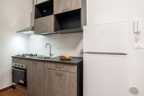 Jääkaappi, uuni, liesi, kahvin-/teenkeitin