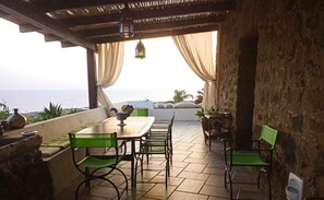Outdoor dining - 'Antico Dammuso Al Tramonto' with sea view and private garden (Pantelleria)