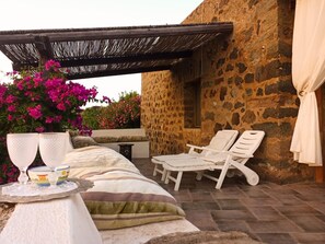 Terrace/patio - 'Antico Dammuso Al Tramonto' with sea view and private garden (Pantelleria)