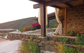 Terrace/patio - 'Antico Dammuso Al Tramonto' with sea view and private garden (Pantelleria)