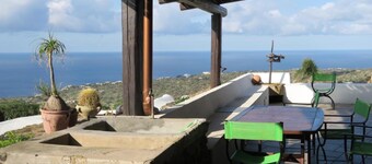 Holiday Home 'Antico Dammuso Al Tramonto' with Sea View and Private Garden