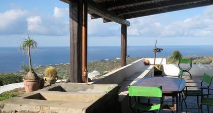 Maison de vacances "Antico Dammuso Al Tramonto" avec vue sur mer et jardin privé.