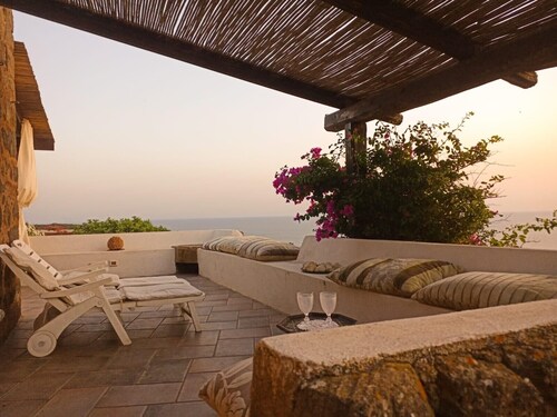 „Antico Dammuso Al Tramonto“ mit Meerblick und privatem Garten