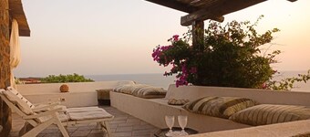 'Antico Dammuso Al Tramonto' with sea view and private garden