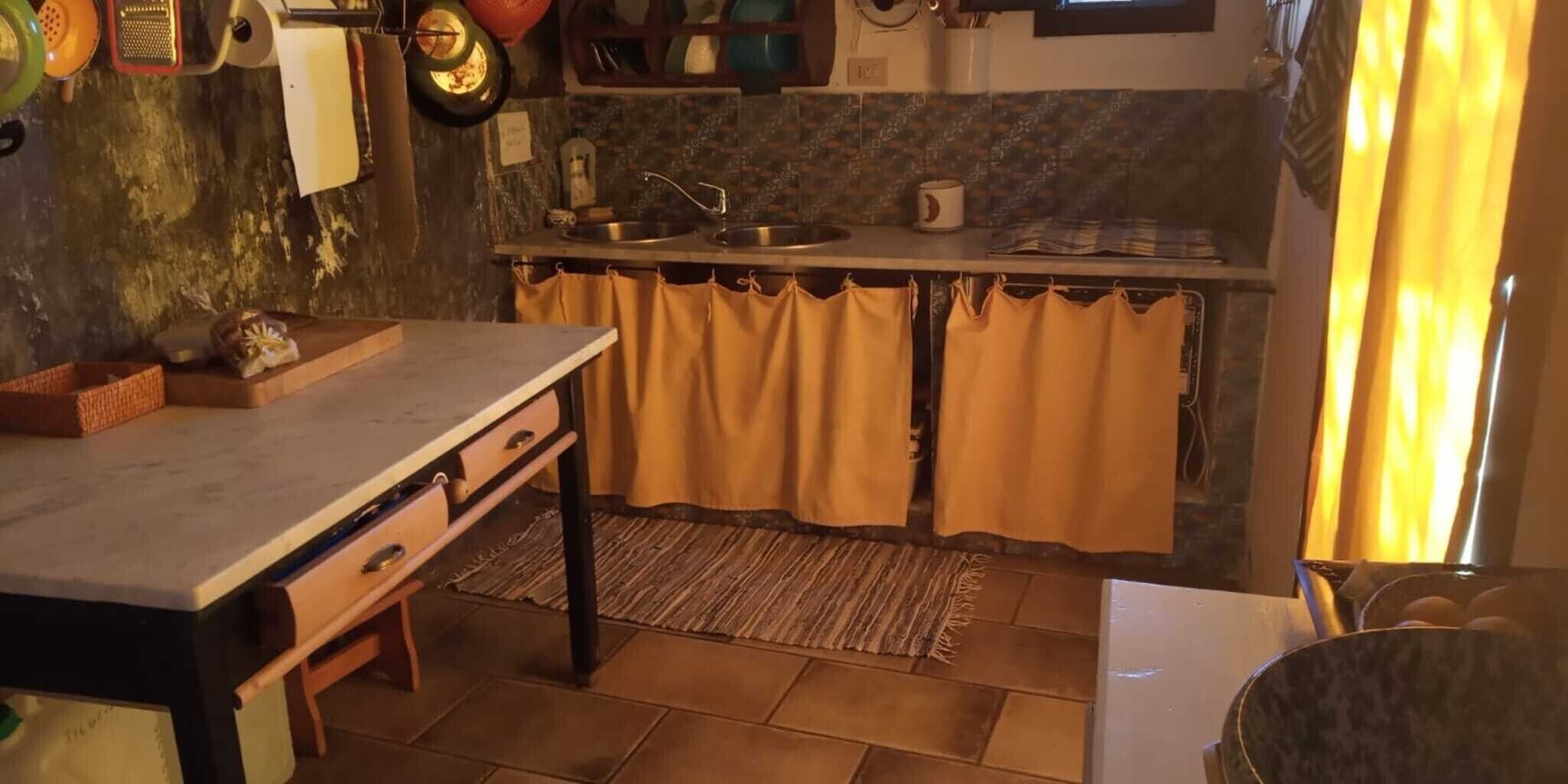 Réfrigérateur, four, plaque de cuisson, cafetière/bouilloire