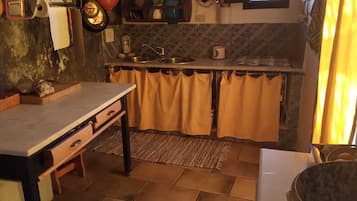 Fridge, oven, stovetop, coffee/tea maker