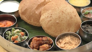 Un repas traditionnel du sud de l’Inde, composé de deux dosas, de différentes sortes de chutneys et de sambar.