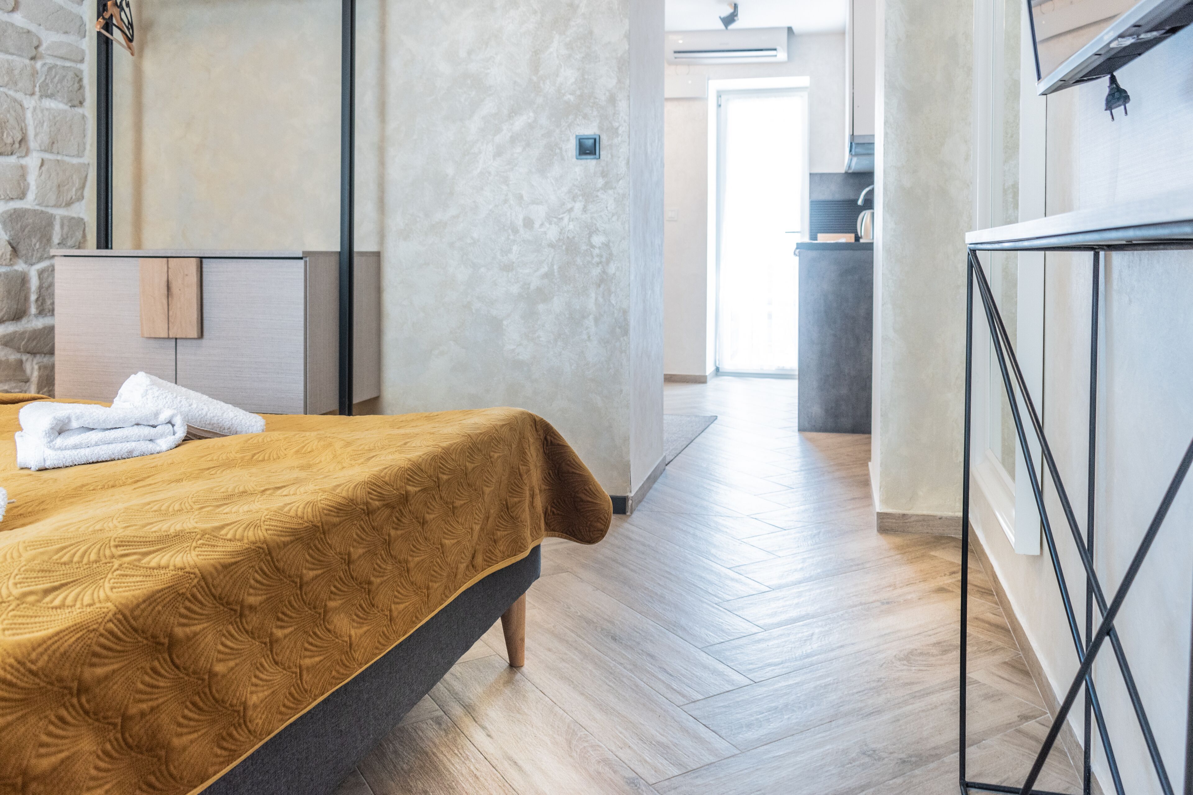 Une chambre à coucher avec un lit, une armoire en bois et une garde-robe.