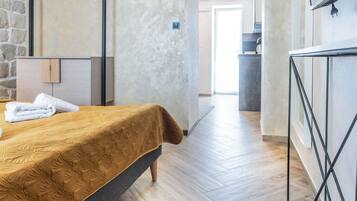 Une chambre à coucher avec un lit, une armoire en bois et une garde-robe.