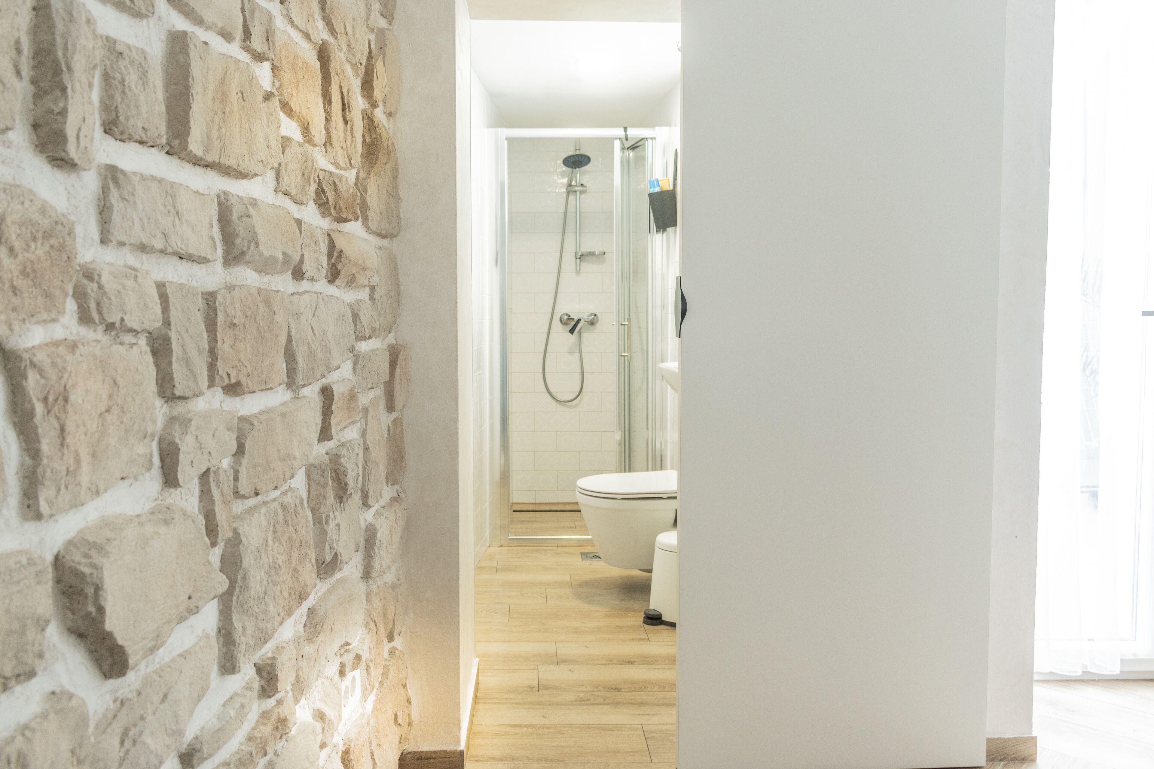 Ducha, secador de pelo, toallas, jabón