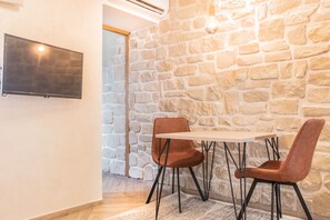 Appartement Ville | 1 chambre, bureau, accès au Wi-Fi (inclus), literie fournie