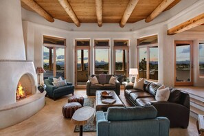 Fernseher, Kamin, Stereoanlage