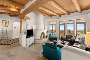 Fernseher, Kamin, Stereoanlage