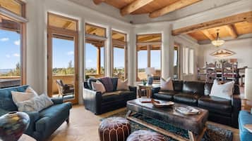 TV, peis og stereoanlegg